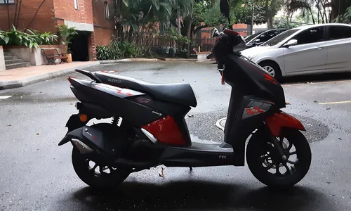 Negra/rojo 125cc, 2022. Conector Usb, Automática, Como Nueva