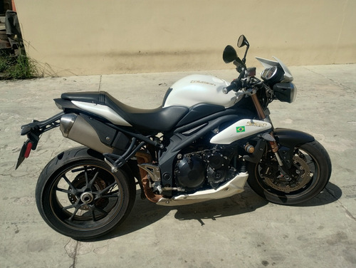 Moto Triunph Speed Triple 1050i 14