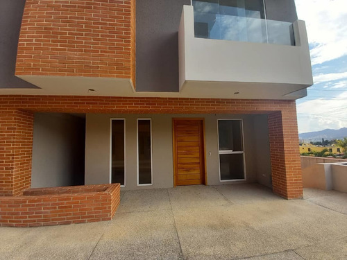 Imagen 2 de 12 de Townhouse En Venta Mañongo Residencia Pie De Monte Gavip