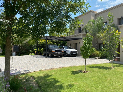 Imagen 3 de 10 de Importante Casa En Venta Construida En Esquina En Santa Ana