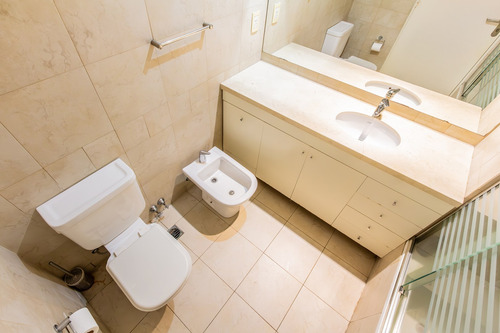 Venta Departamento 2 Ambientes Al Frente, Piso Alto, Balcón Y Cochera Cubierta En Nuñez