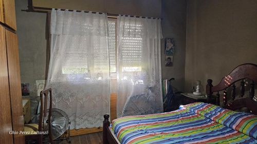 Venta Casa 2 Ambientes 1 Dormitorio En Caseros, Jardín Parrilla
