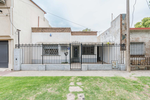 Venta: Casa De 2 Dormitorios Con Jardín En Barrio Azcuénaga, Rosario.