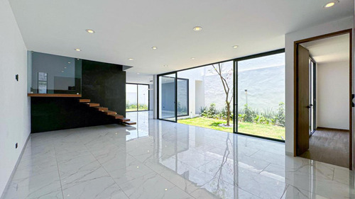 Casa En Venta En Metepec Con Diseño Moderno Y Jardín Interno