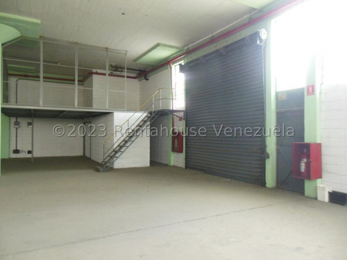 Edificio Industrial Con Mucho Potencial En Venta En La Yaguara Smb 24-10718 Yy