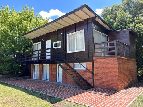 Casa Desarrollada En Dos Plantas, Ubicada En El Barrio Parque La Verdad, Sobre Un Lote Arbolado De 2.864m².