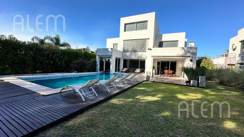 Casa En Venta En Malibu Canning