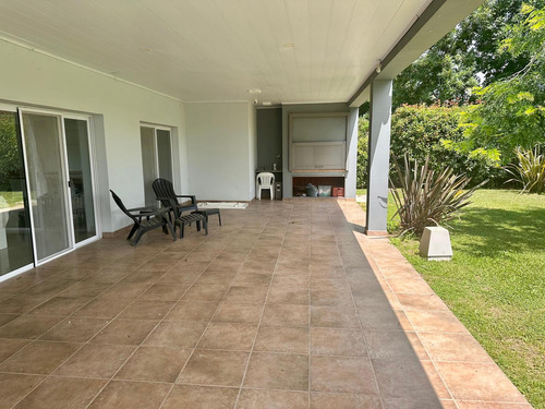 Casa En Venta 5 Ambientes Con Cochera, Pileta, Galeria
