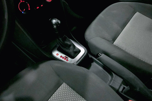 Imagen 16 de 25 de Volkswagen Vento Sedan 4 Pts Starline Ta A/ac Mp3 R-15