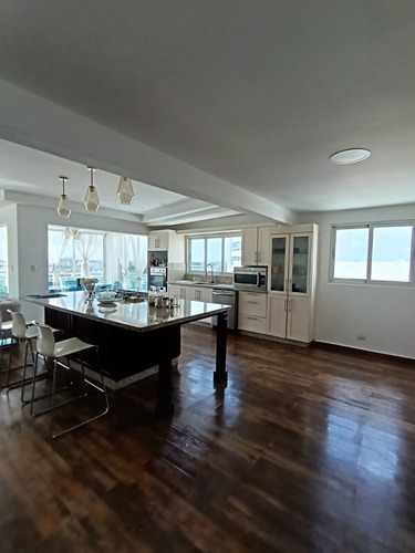 Moderno E Iluminado Apartamento De 231.83 Mt2, Finamente Amueblado.