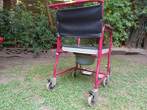 Imagen 3 de 3 de Silla Sobre Water Con Ruedas