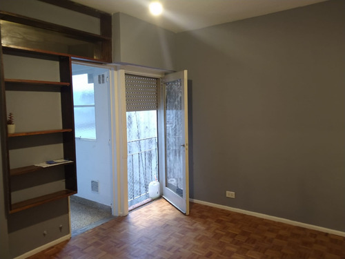 Alquilo Departamento Dos Ambientes, Frente A Una Plaza Y 2 Cuadras De Av Rivadavia