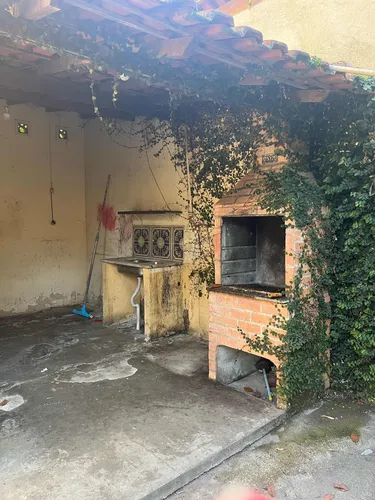 Casa De 3 Quartos Com Quintal E Churrasqueira.