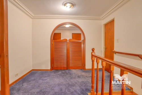Buen Chalet Con Dependencia De Servicio Y Piscina - Martínez