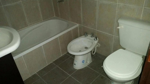 Casa En Venta - 2 Dormitorios 1 Baño - Cochera - 110mts2 - Chivilcoy