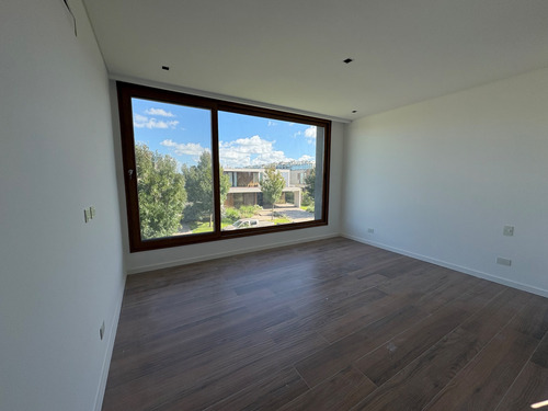 Casa En Tres Plantas Lote Al Agua Virazon