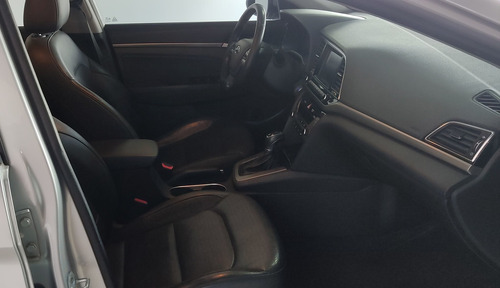 Imagen 11 de 15 de Hyundai Elantra 2017 2.0 Limited Tech Navi At