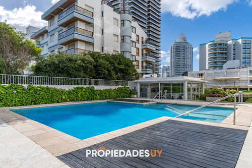Apartamento De 3 Dormitorios En Playa Brava, Primera Linea