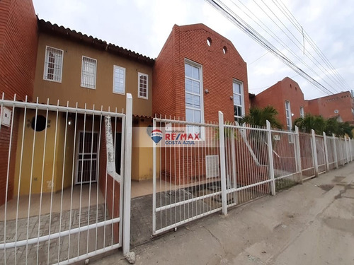 Se Vende Town House En El Casco Central De Tucacas, Conjunto Residencial Villas De Marintuza.