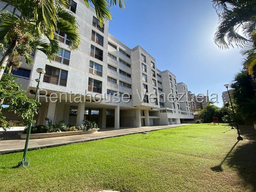 Los Samanes, Calle Cerrada. Vigilancia 24/7 !! Venta Apartamento 135 M2, 3 Hab. + S, 3 Baños + S, 2pe, Cocina Y Baños Actualizados. Edificio Con Excelente Mantenimiento Y Bellas Areas Sociales !!
