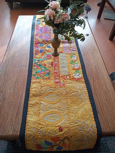 Tapiz De La India. Patchwork. Tela Bordada. 150 X 37 Cms