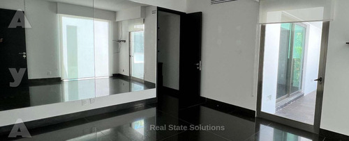 Casa En Venta, 5 Recamaras, Frente Laguna, Jacuzzi, Piscina, Isla Dorada Cancun.