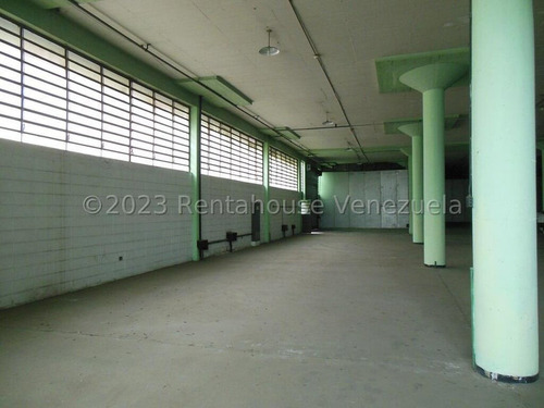 Edificio Industrial Con Mucho Potencial En Venta En La Yaguara Smb 24-10718 Yy