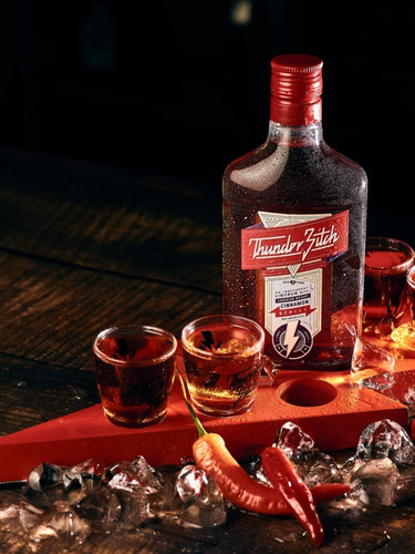 Imagen 2 de 6 de Whisky Licor Thunder Bitch Bourbon Con Canela 700ml
