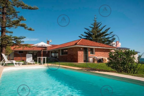 Excelente Casa De 4 Dormitorios Y Piscina A Una Cuadra Del Mar 