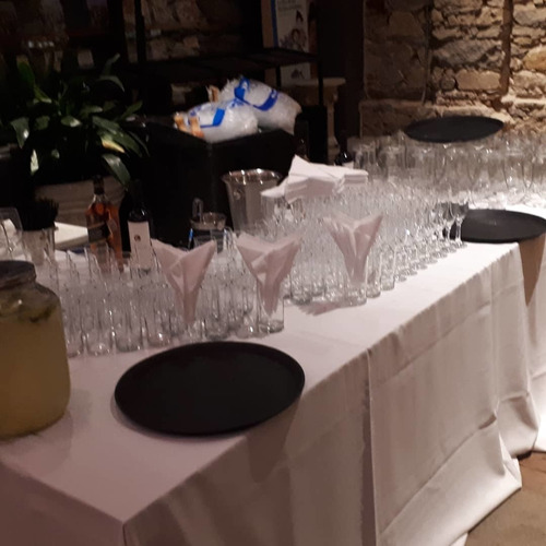 Imagen 3 de 5 de Alquiler De Mesas,sillas Pvc De Vajilla Para Fiestas Y Otros