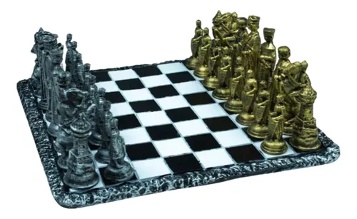 Imponente jogo de xadrez medieval em metal Romanos x Gu