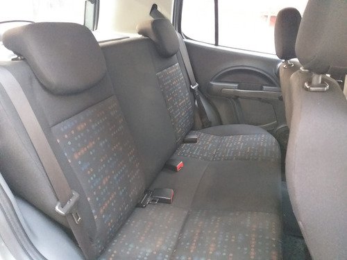 Fiat Uno Uno Vivace 1.0 8V (Flex) 4p