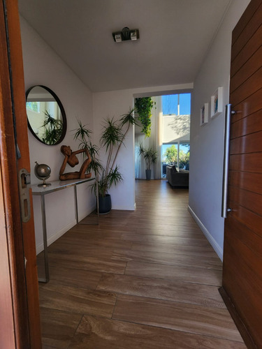 Casa En Venta Con Fondo A La Laguna En Canning