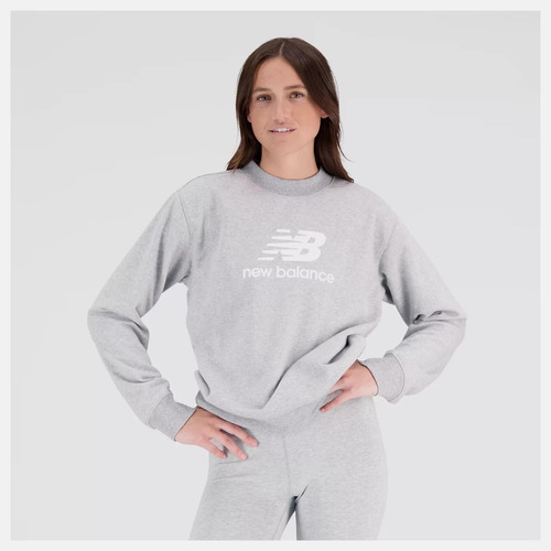 Buzo New Balance Dama Essentials Stacked Logo Gris- Menpi