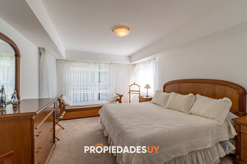 Apartamento De 3 Dormitorios En Playa Brava, Primera Linea
