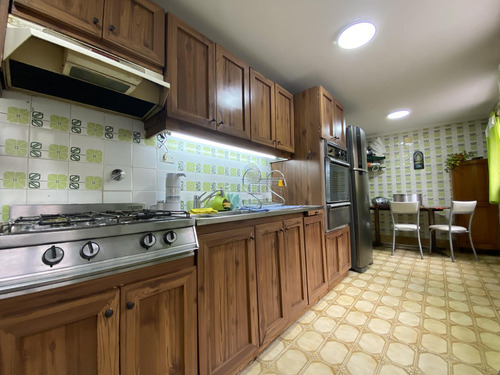 Venta Casa 5 Ambientes Con Patio Y Cochera Cubierta En Villa Del Parque