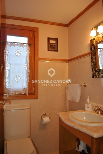Chalet En Impecable Estado De Conservación. Bajada Directa A Hermosas Playas Del Nahuel Huapi A Pasos De Distancia.