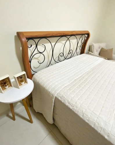 Cama Queen De Madeira E Detalhes Em Ferro Com Peseira Baixa Peroba Natural