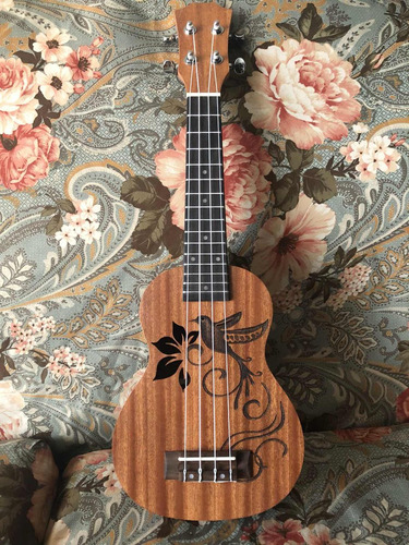 Ukelele Soprano Diseño Tallado