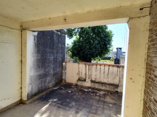Imagen 6 de 26 de 25 De Mayo Entre Sarmiento Y Congreso, Casa De 2 Dormitorios Con Amplio Jardin