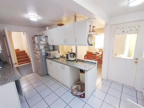 Casa En Venta De 4 Dorm. En Peñalolén