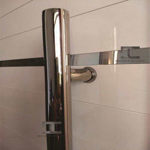 Imagem 4 de 7 de Porta De Aluminio Lambril 210 X 80 C/ Pux. Friso E Vidro L25