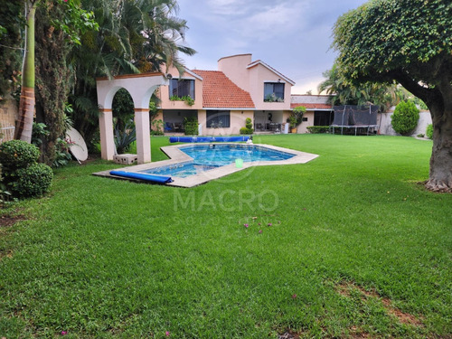 Casa En Venta En Col. Volcanes De Cuautla Apta A Créditos Con 3 Recamaras Amplias