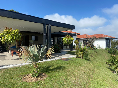 Casa En Venta En El Carmen De Viboral, Antioquia. 