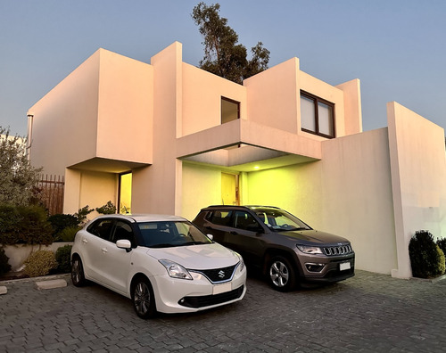 Casa Mediterranea Con Gran Terreno Y Piscina En Condominio