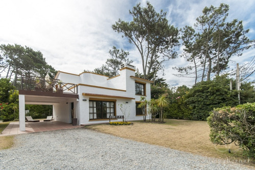 Punta Del Este, Chalet En Pinares, A Pasos Del Mar, 4 Dormitorios .- Ref: 41775
