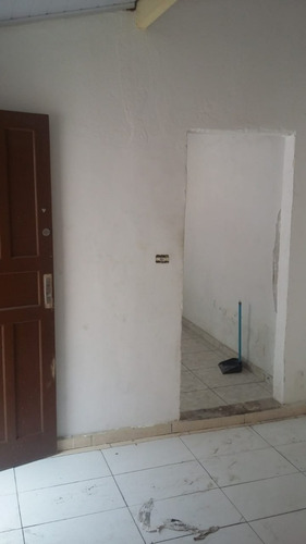 Casa Na Vila Alpina Com 2 Cômodos + Quintal Grande, Casa Para Alugar, Aluga-se Casa Quarto E Cozinha