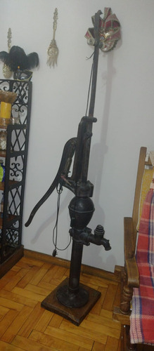 Lámpara De Pie. Antigua Bomba De Agua. Zona Caballito Agua Negro (Usado)