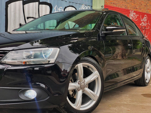 Vento 2.5 Luxury - Manual - Llantas 18 - Permuto/financio