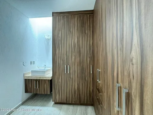 Renta - Vista Real. Casa, Cuarto De Servicio, 4 Recámaras, Alberca, Área De Tv